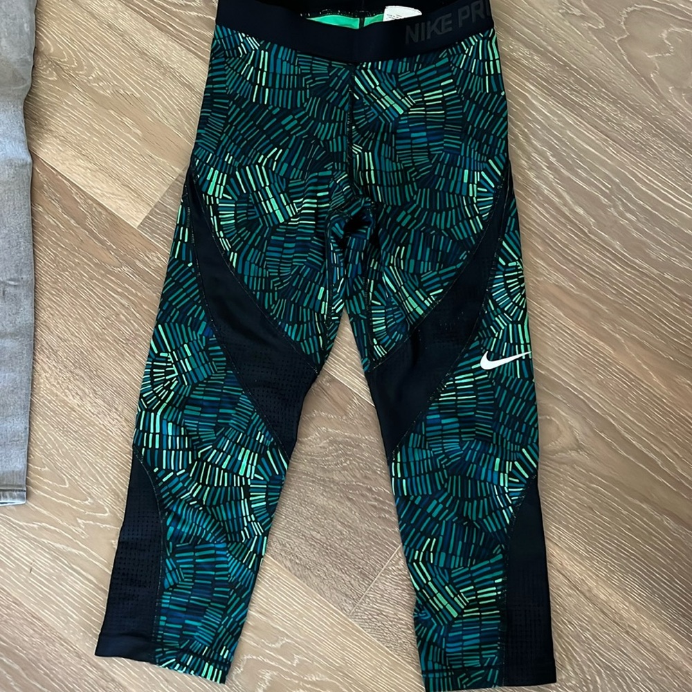 Nike Pro Exercise Capri pants